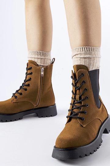 Bottines marron avec une...