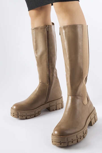 Bottes plates isolées...