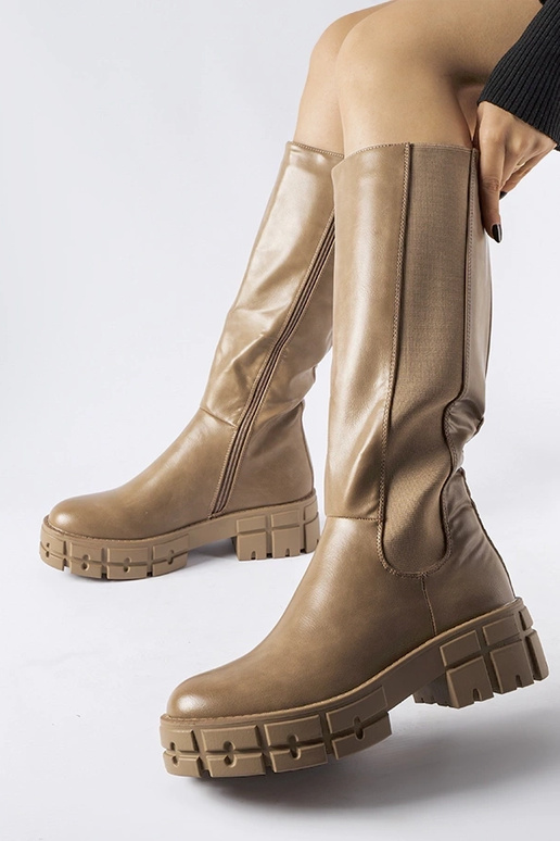 Bottes plates isolées marron Ceredano