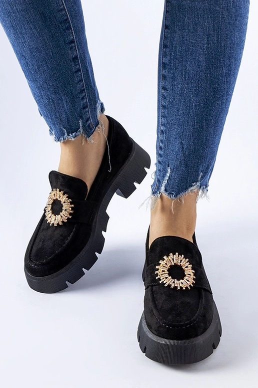 Mocassins noirs ornés d'une boucle... Mocassins noirs ornés d'une boucle...