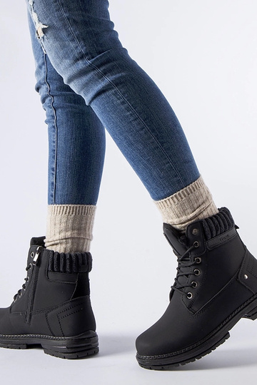 Bottes noires isolées...