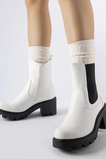 Bottes blanches isolées sur...