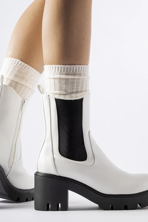 Bottes blanches isolées sur le bloc...