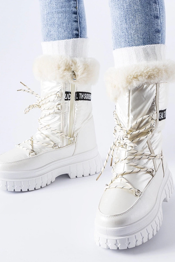 Bottes de neige isolées...