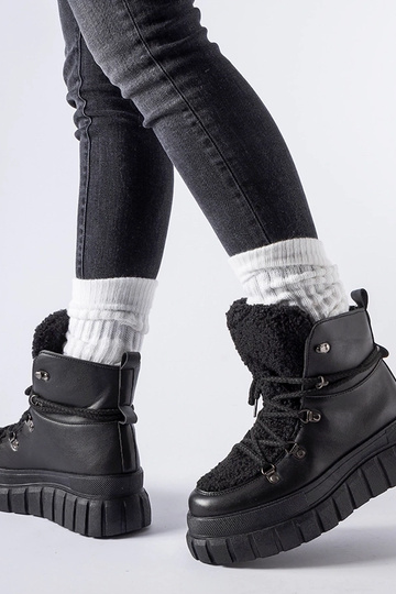 Bottines noires sur une... 2