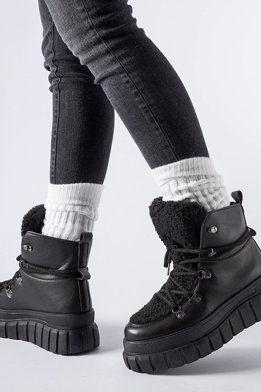 Bottines noires sur une plateforme...