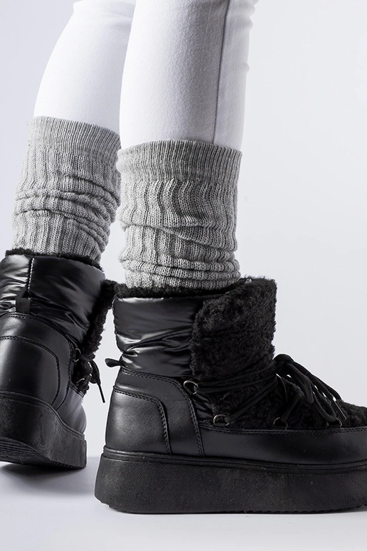 Bottes de neige noires sur une...