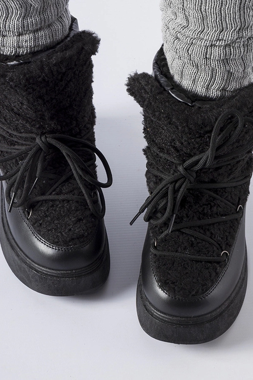 Bottes de neige noires sur une...