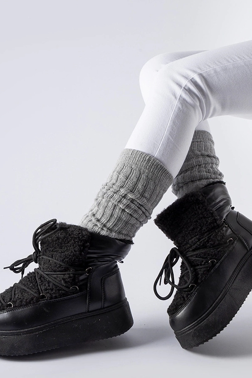 Bottes de neige noires sur une...