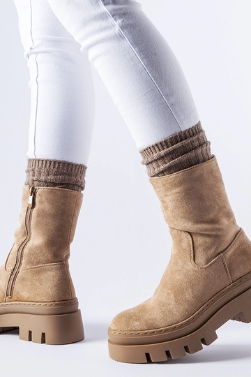 Bottines marron isolées à...