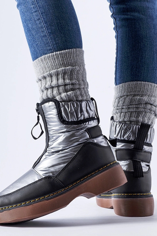 Bottes de neige isolées grises avec...