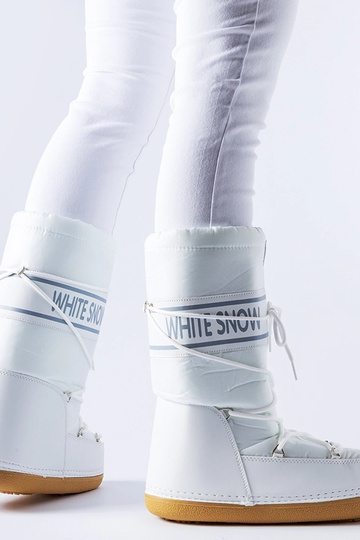 Bottes de neige isolées...