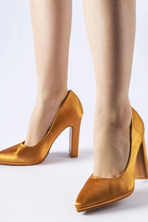 Escarpins en satin marron à talon... Escarpins en satin marron à talon...