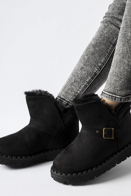 Bottes de neige noires isolées avec...