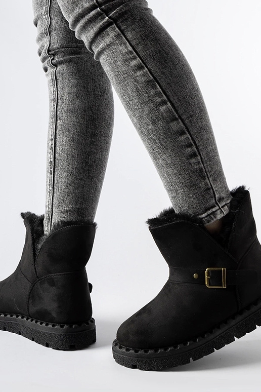 Bottes de neige noires isolées avec...