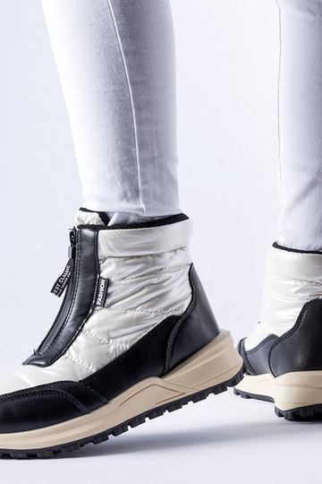 Bottes de neige isolées...