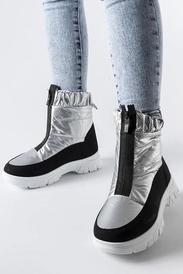 Bottes de neige isolées...