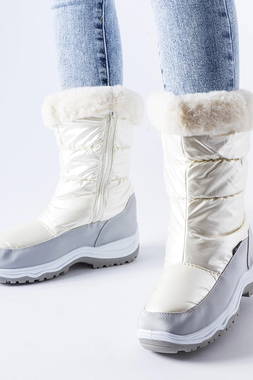 Bottes d’hiver gris perle isolées...