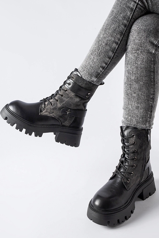 Bottines noires isolées avec...