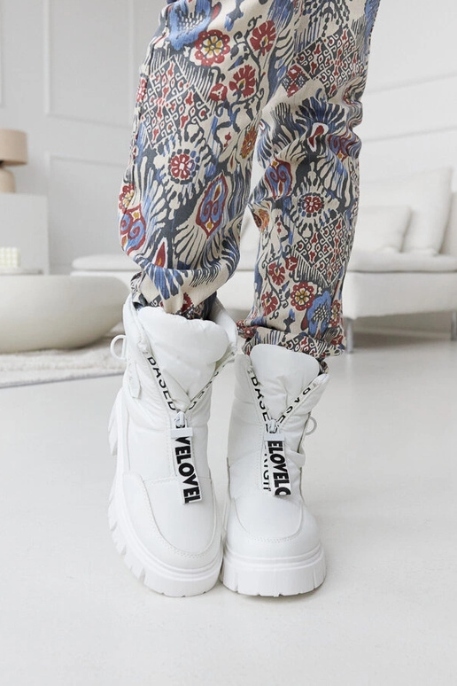 Bottes de neige isolées blanches avec...