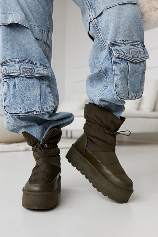 Bottes de neige vertes isolées sur la...