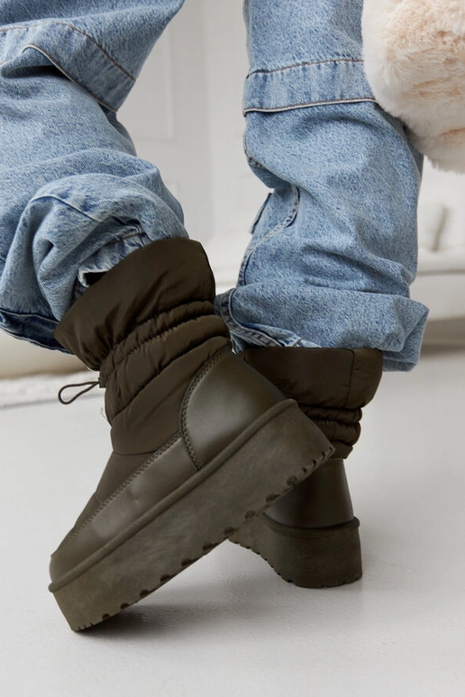 Bottes de neige vertes isolées sur la...