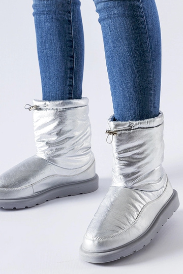 Bottes de neige isolées...