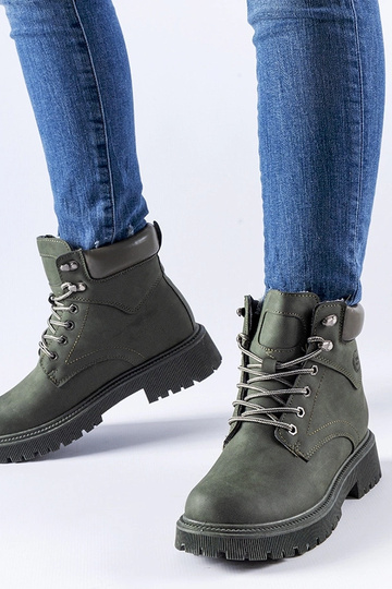 Bottes classiques isolées...