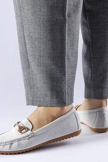 Mocassins gris ornés d'une... 2