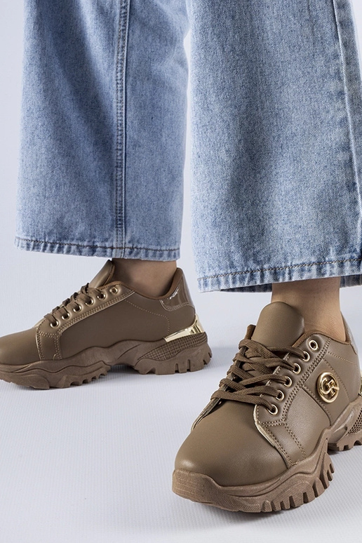 Baskets marron avec une semelle...