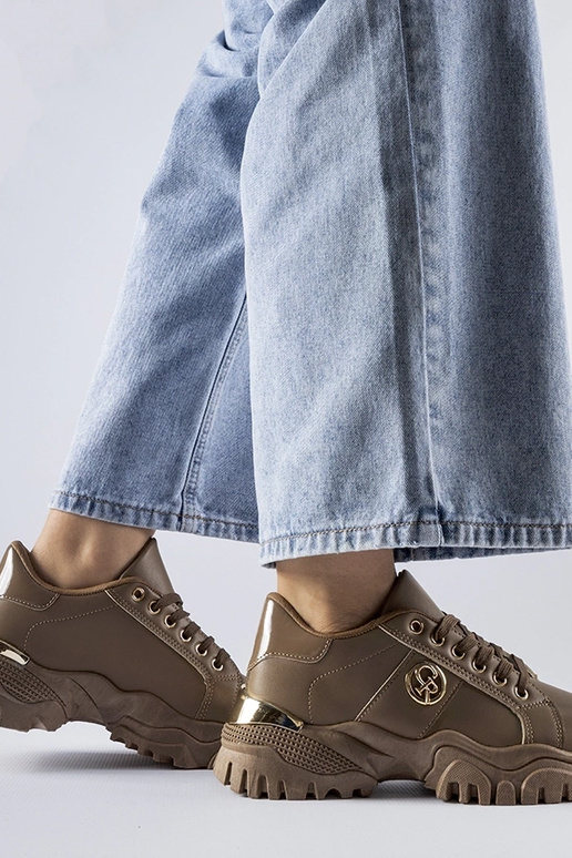 Baskets marron avec une semelle...