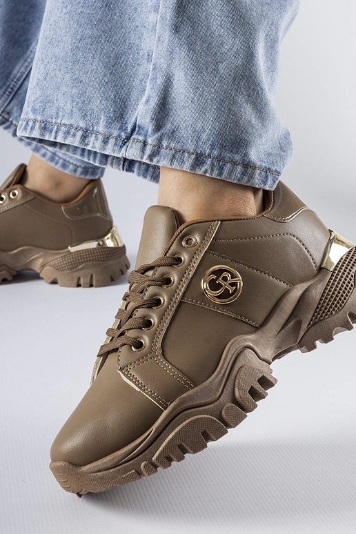 Baskets marron avec une semelle...