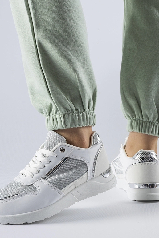 Baskets blanches avec fil décoratif...