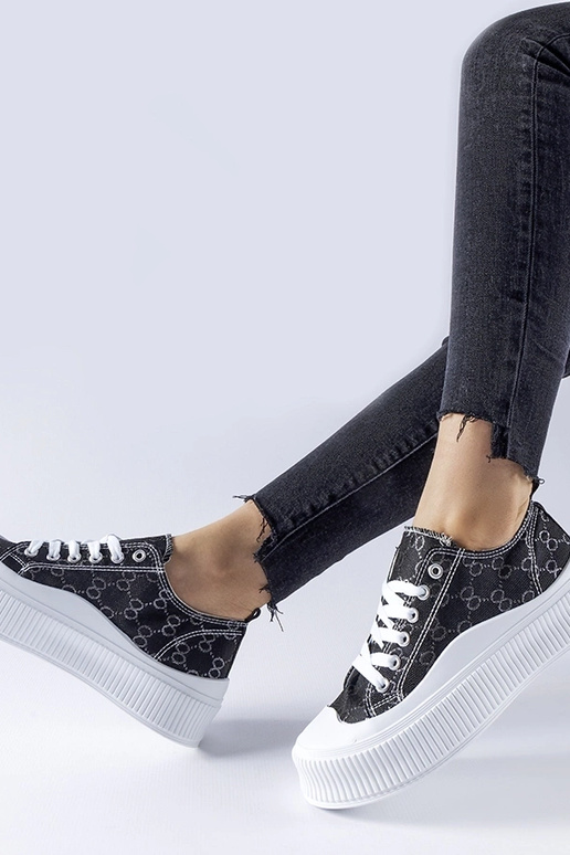 Baskets noires décorées du monogramme...