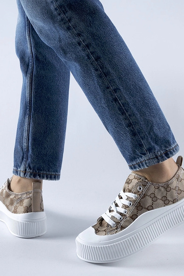 Baskets marron décorées du...