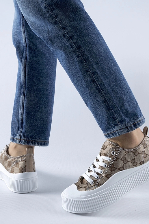 Baskets marron décorées du monogramme... Baskets marron décorées du monogramme...