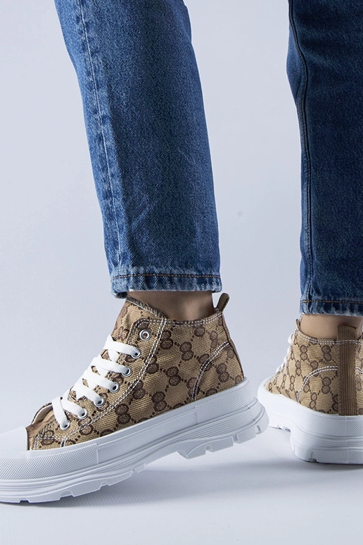 Baskets marron décorées du monogramme...