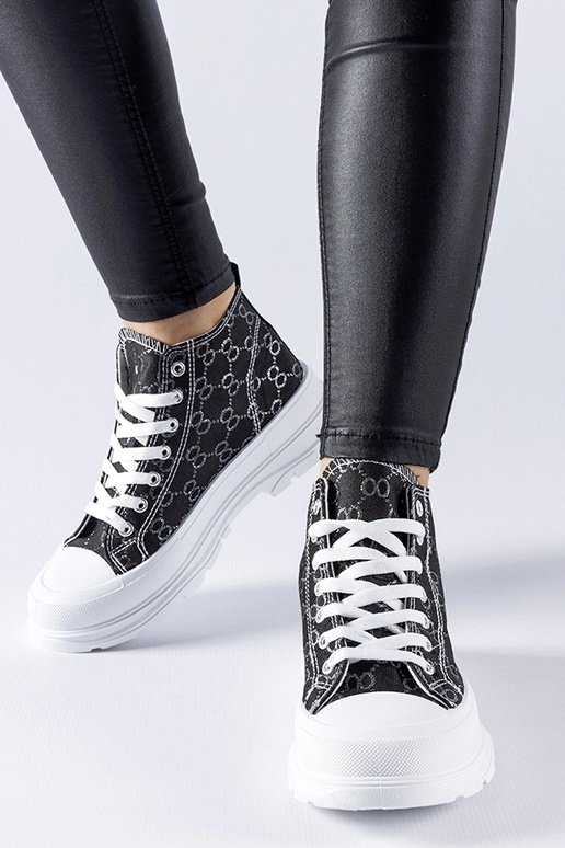 Baskets noires décorées du monogramme...