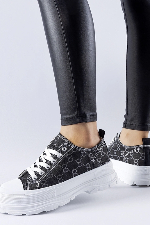 Baskets noires décorées du monogramme...