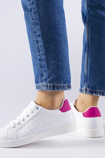 Baskets blanches et roses...