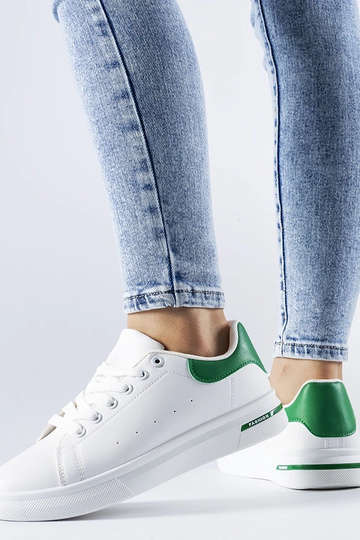 Baskets blanches et vertes...