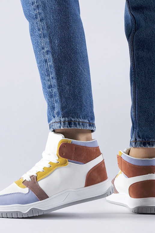 Les baskets montantes violettes...