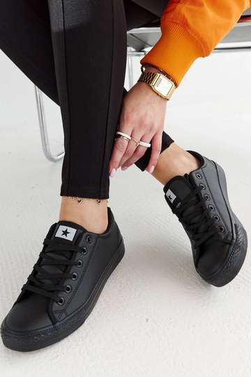 Baskets de sport noires...