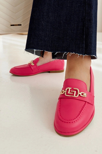 Mocassins roses décorés d'une chaîne Kuens