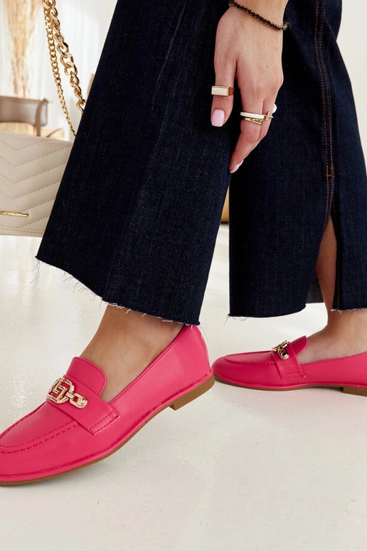 Mocassins roses décorés d'une chaîne... Mocassins roses décorés d'une chaîne...