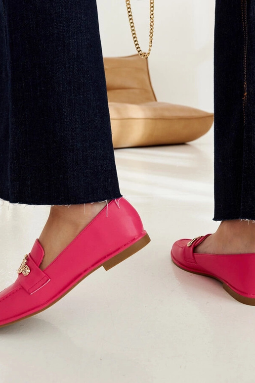 Mocassins roses décorés d'une chaîne... Mocassins roses décorés d'une chaîne...