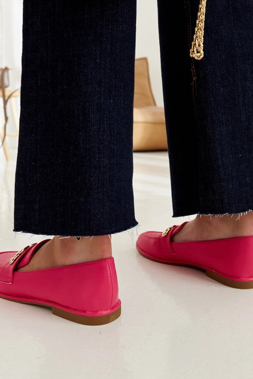 Mocassins roses décorés d'une chaîne... Mocassins roses décorés d'une chaîne...