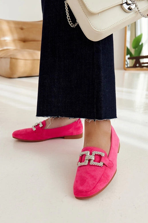 Mocassins roses décorés d'une chaîne... Mocassins roses décorés d'une chaîne...