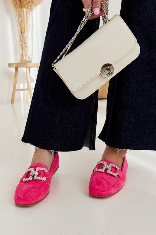 Mocassins roses décorés d'une chaîne... Mocassins roses décorés d'une chaîne...