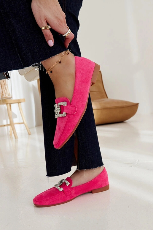 Mocassins roses décorés d'une chaîne... Mocassins roses décorés d'une chaîne...